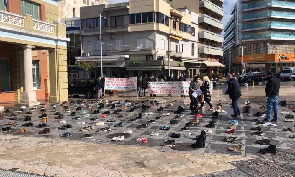 Ηράκλειο - Γιατί γέμισε με παπούτσια πλατεία της Κρήτης